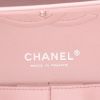 Bolso de mano Chanel  Timeless Classic en cuero acolchado rosa - Detail D2 thumbnail