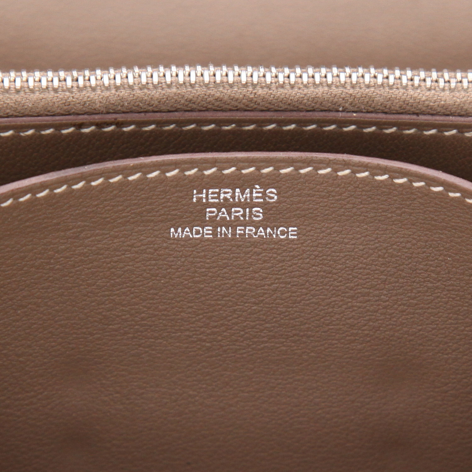 Bolso bandolera Hermès  Convoyeur en cuero swift marrón etoupe - Detail D2