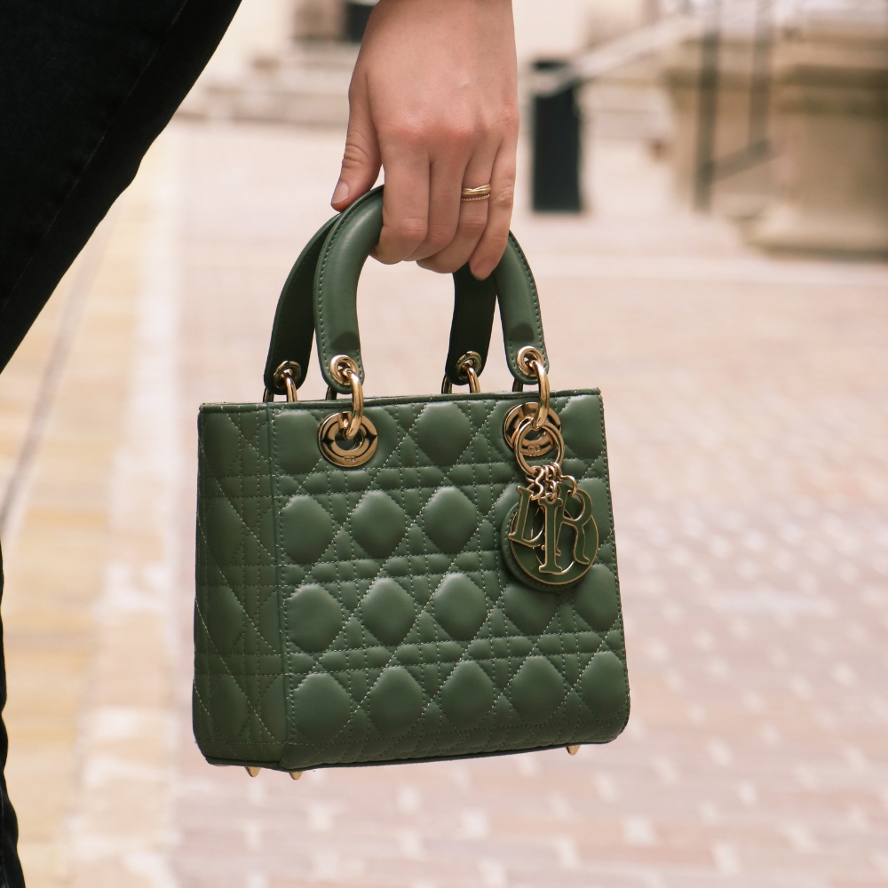 Bolso de mano Dior  Lady Dior en cuero cannage verde - Detail D5