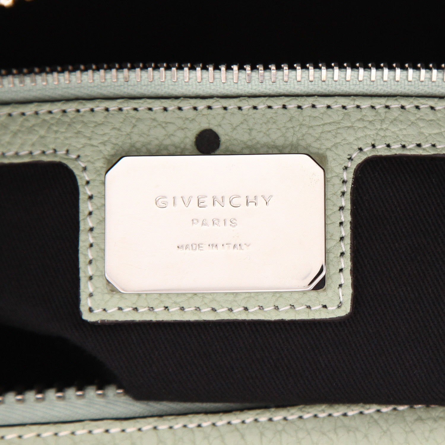Sac de voyage Givenchy   en cuir grainé vert Amande - Detail D2