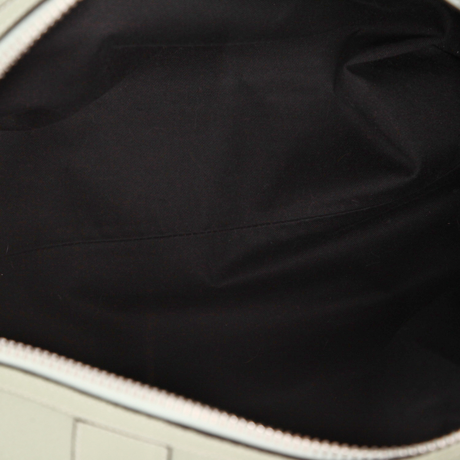 Borsa da viaggio Givenchy   in pelle martellata verde Mandorla - Detail D3