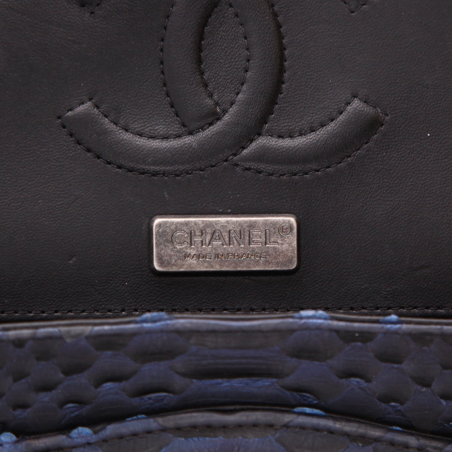 Sac à main Chanel  Timeless Classic en python bleu-marine - Detail D2