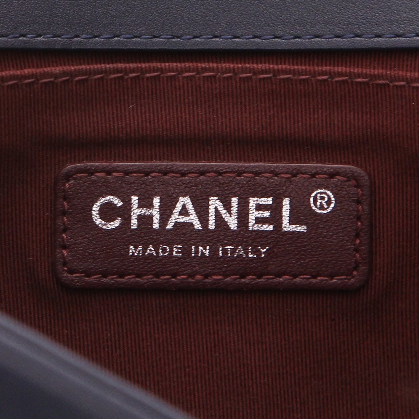 Chanel Boy shoulder bag in navy blue and burgundy leather - Detail D2