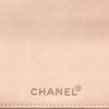 Bolso bandolera Chanel  Choco bar en lona acolchada beige - Detail D2 thumbnail