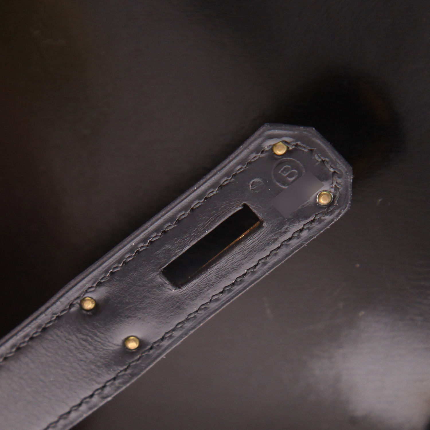 Hermès  Kelly 28 cm handbag  in black box leather - Detail D4