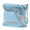 Sac bandoulière Chanel  22 petit modèle  en cuir matelassé bleu-ciel - 00pp thumbnail