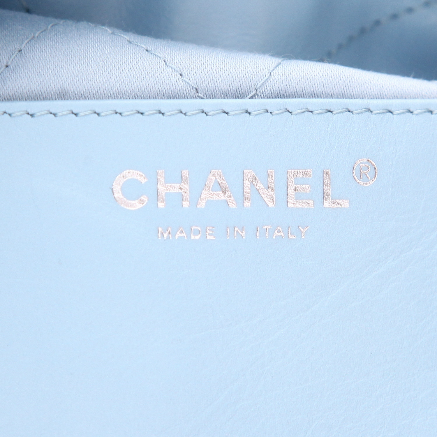 Bolso bandolera Chanel  22 modelo pequeño  en cuero acolchado azul claro - Detail D3