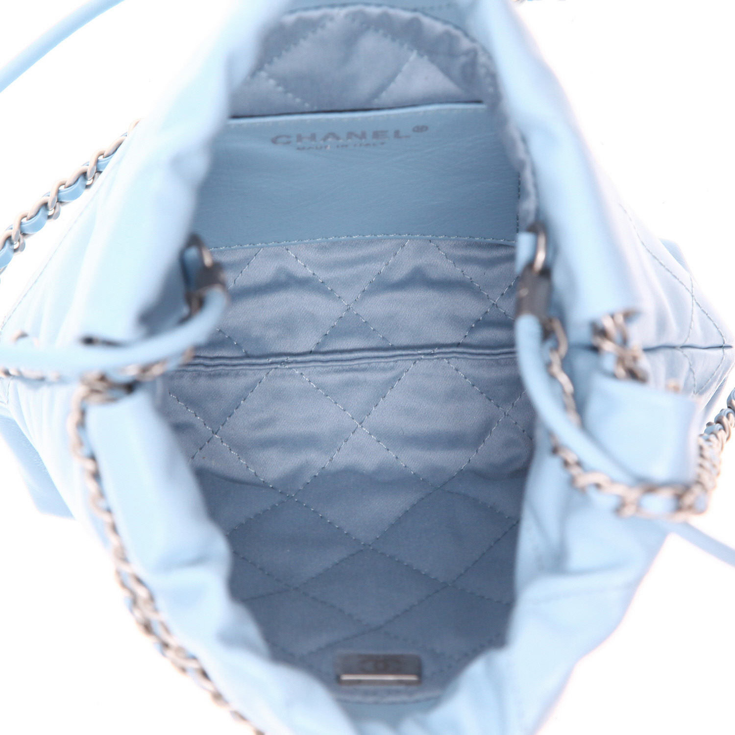 Bolso bandolera Chanel  22 modelo pequeño  en cuero acolchado azul claro - Detail D4