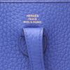 Sac bandoulière Hermès  Evelyne en cuir taurillon clémence bleu- électrique - Detail D2 thumbnail