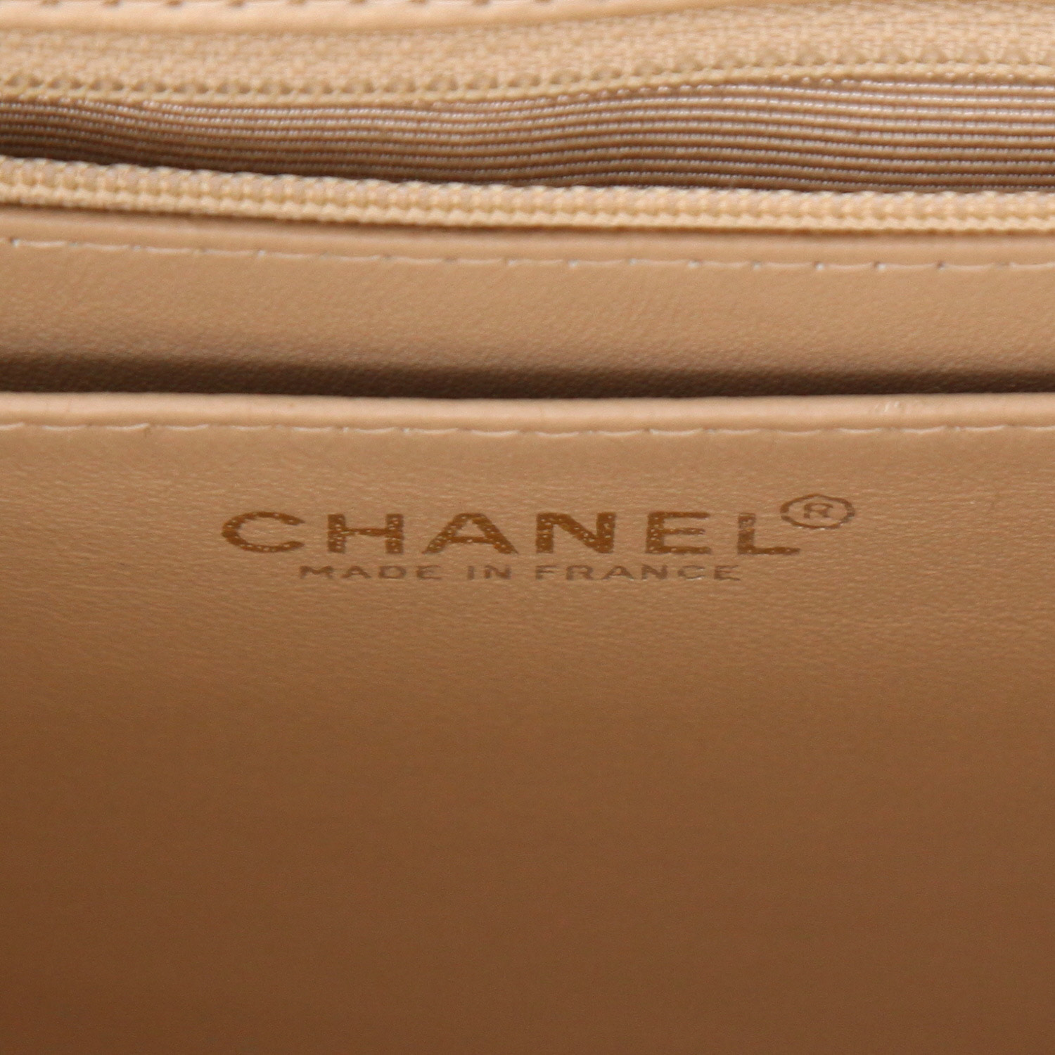 Chanel  Vintage handbag  in beige quilted leather  and black patent leather - Detail D2