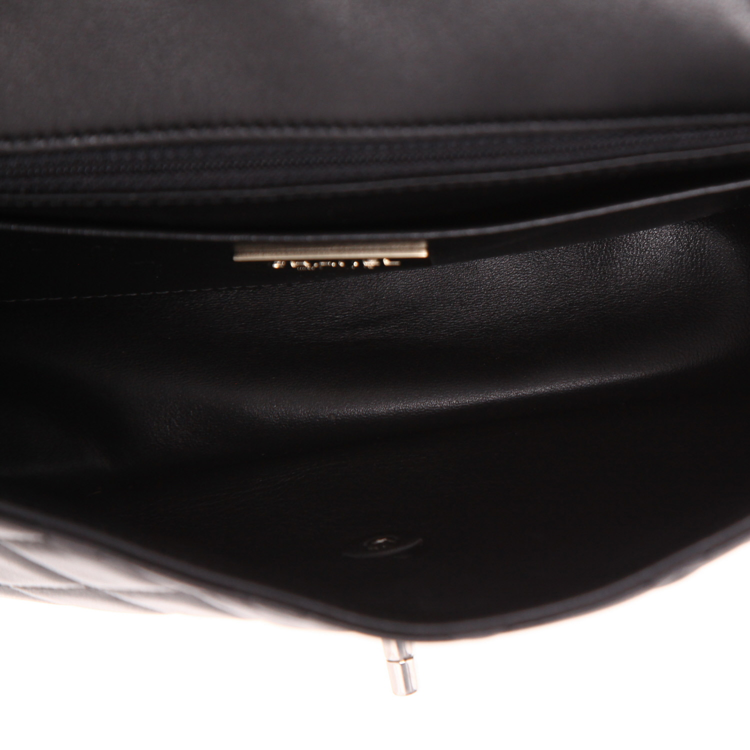 Bolso de mano Chanel  Timeless Classic en cuero acolchado negro y rosa - Detail D3