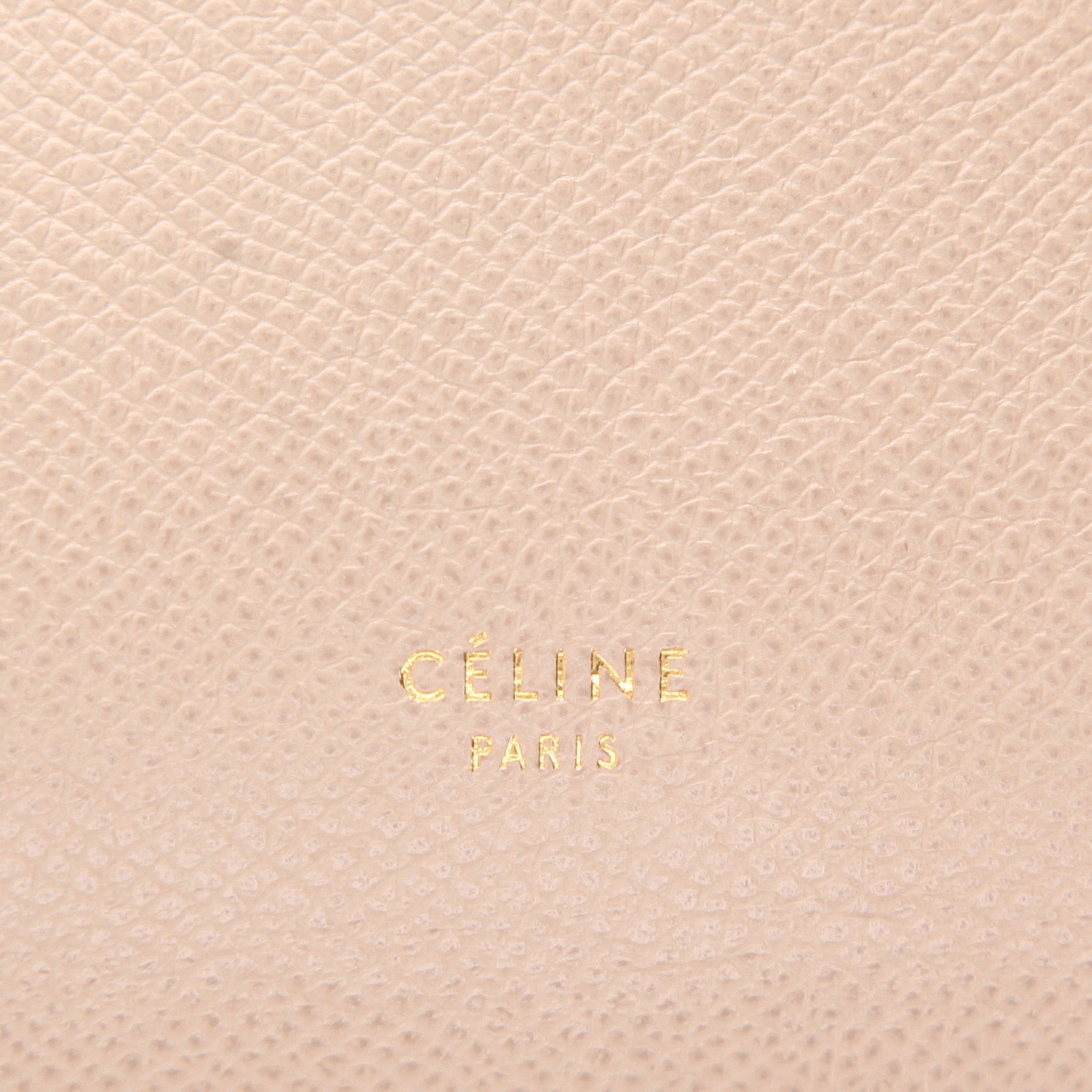 Bolso de mano Celine  Belt mini  en cuero granulado beige - Detail D2