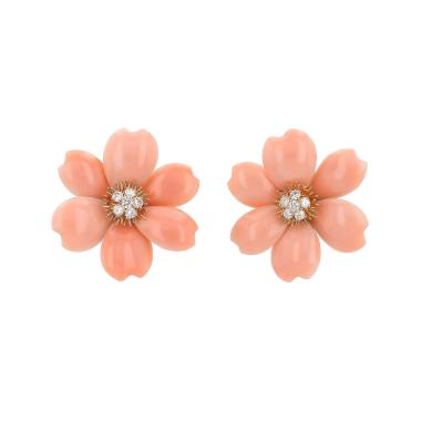 Pendientes con clip Van Cleef 
Arpels Rose de Noel de oro amarillo, coral y diamantes