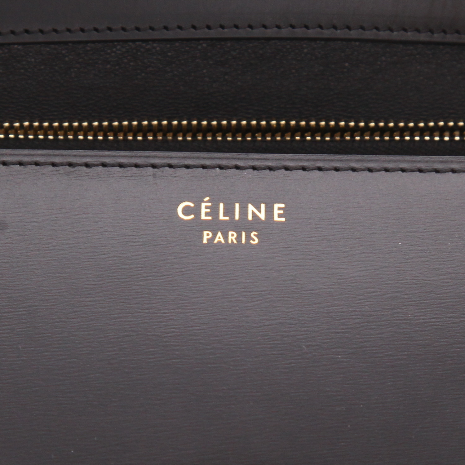 Celine  Classic Box medium model  shoulder bag  in black box leather - Detail D2