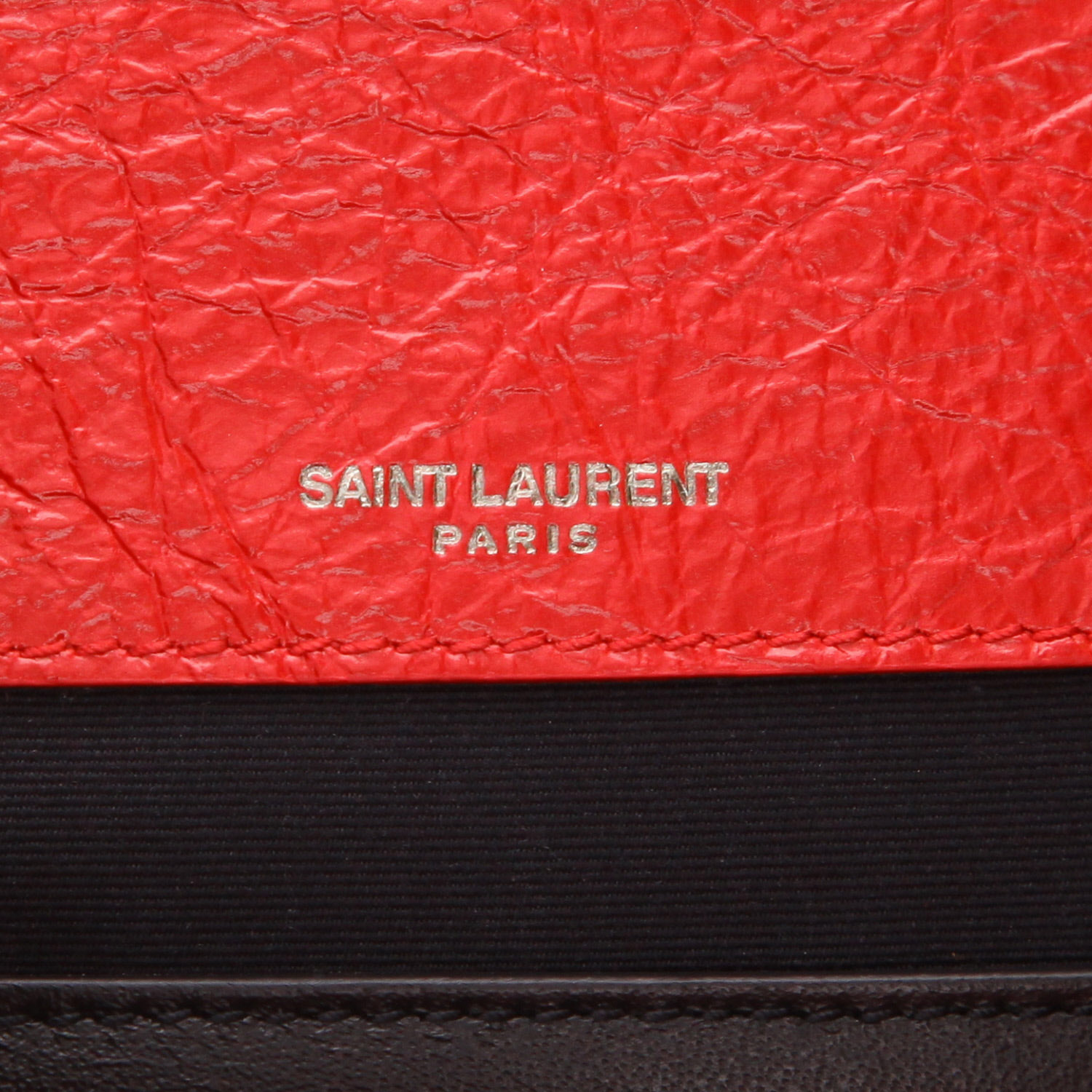 Sac bandoulière Saint Laurent  Niki Baby en cuir matelassé chevrons rouge - Detail D2