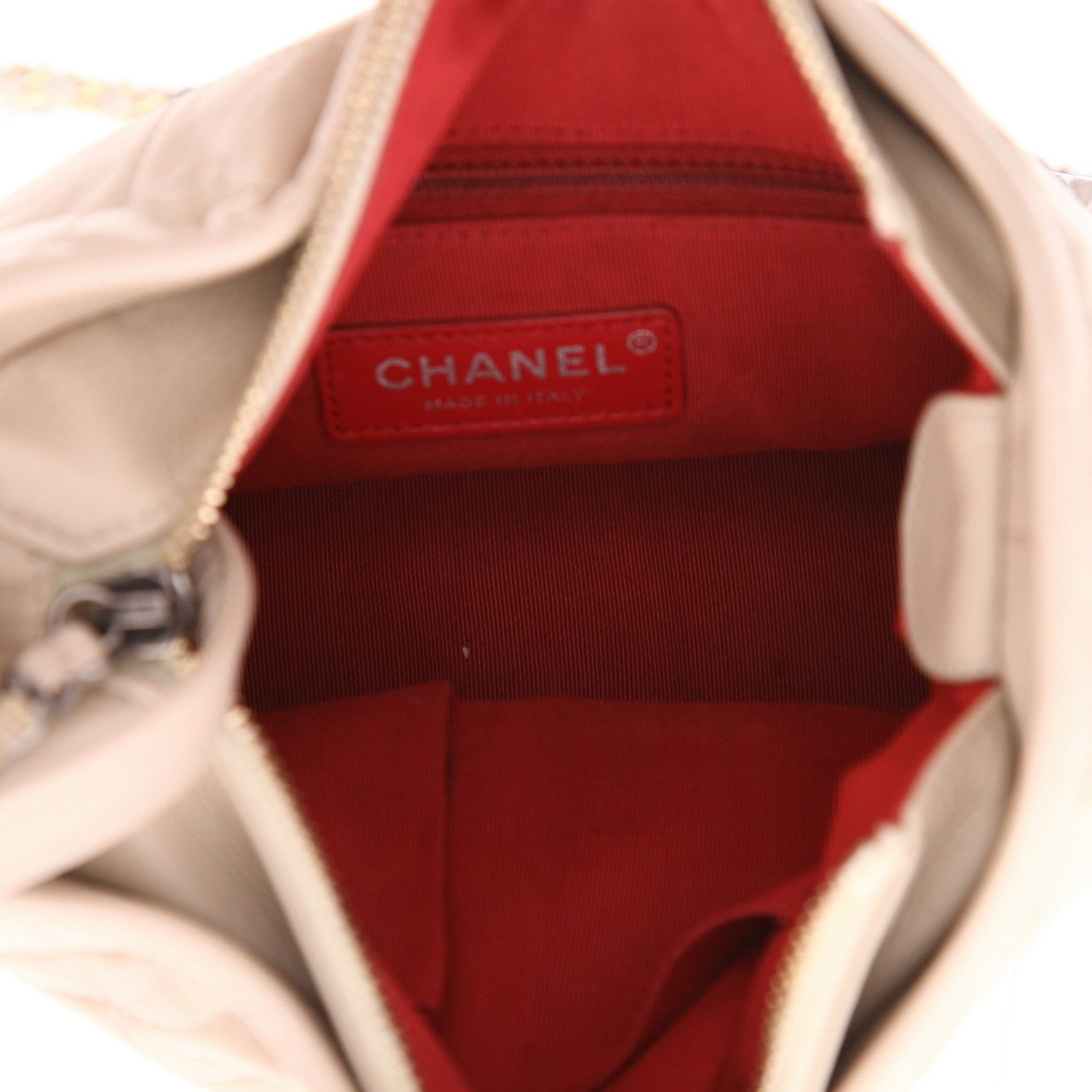 Bolso bandolera Chanel  Gabrielle  modelo pequeño  en cuero acolchado beige - Detail D3
