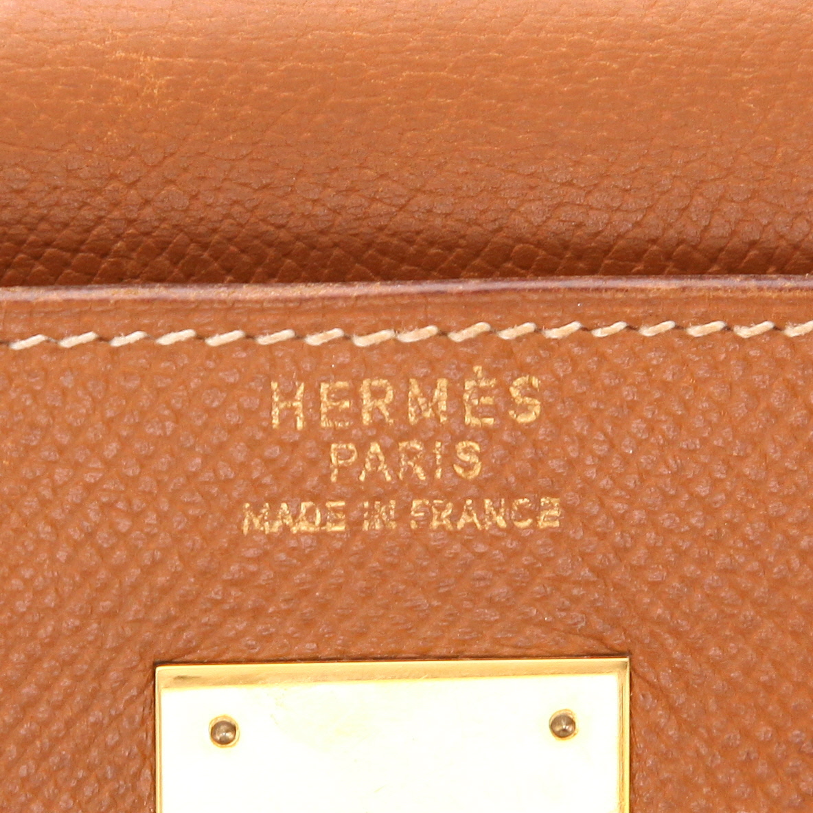 Hermès  Kelly 35 cm handbag  in gold Courchevel leather - Detail D2