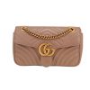 Bolso bandolera Gucci  GG Marmont mini  en cuero acolchado beige - 360 thumbnail