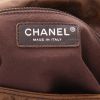 Bolso bandolera Chanel  Timeless Maxi Jumbo en cuero marrón - Detail D2 thumbnail