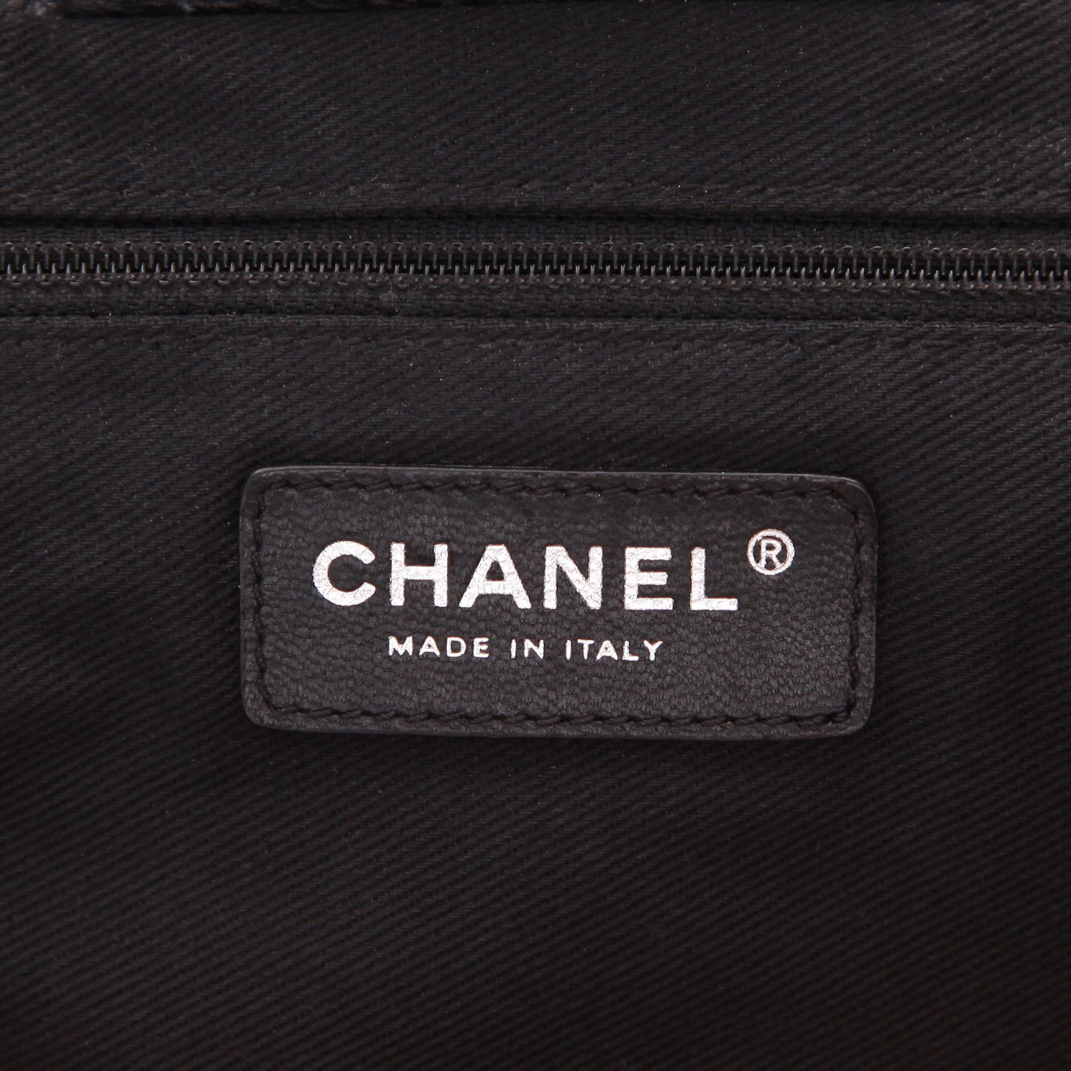 Chanel   shopping bag  in black grained leather - Detail D2