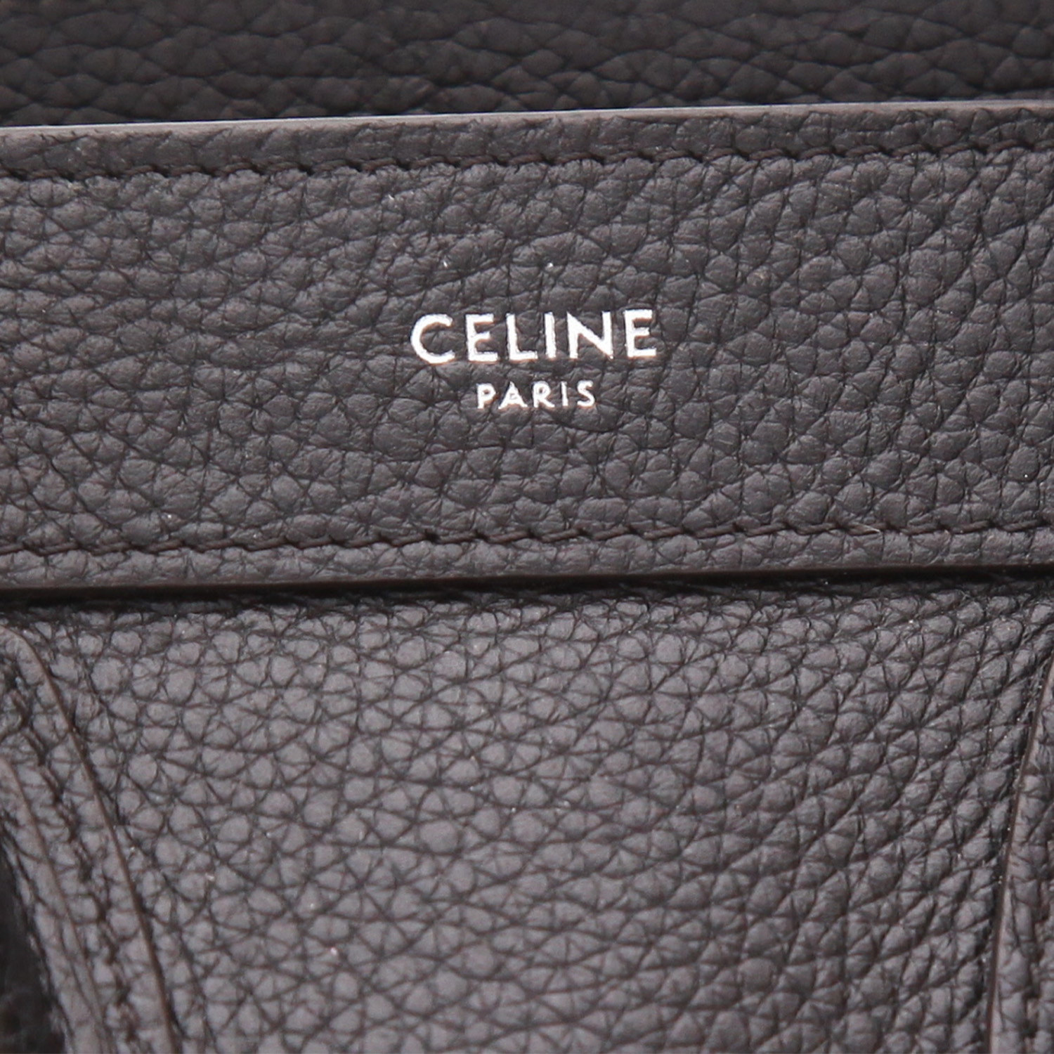Celine  Luggage Nano shoulder bag  in black grained leather - Detail D2