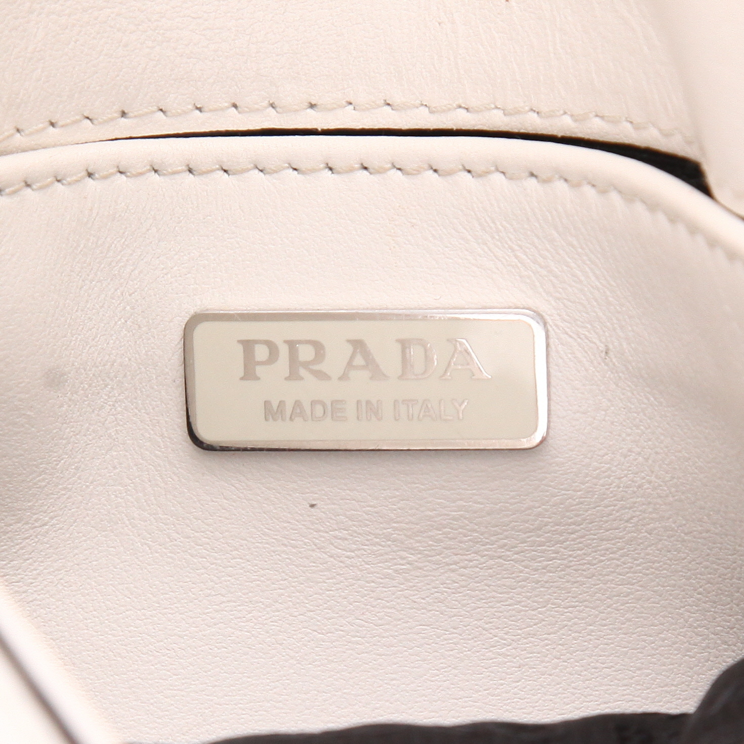 Sac à main Prada  Cleo en cuir blanc - Detail D2