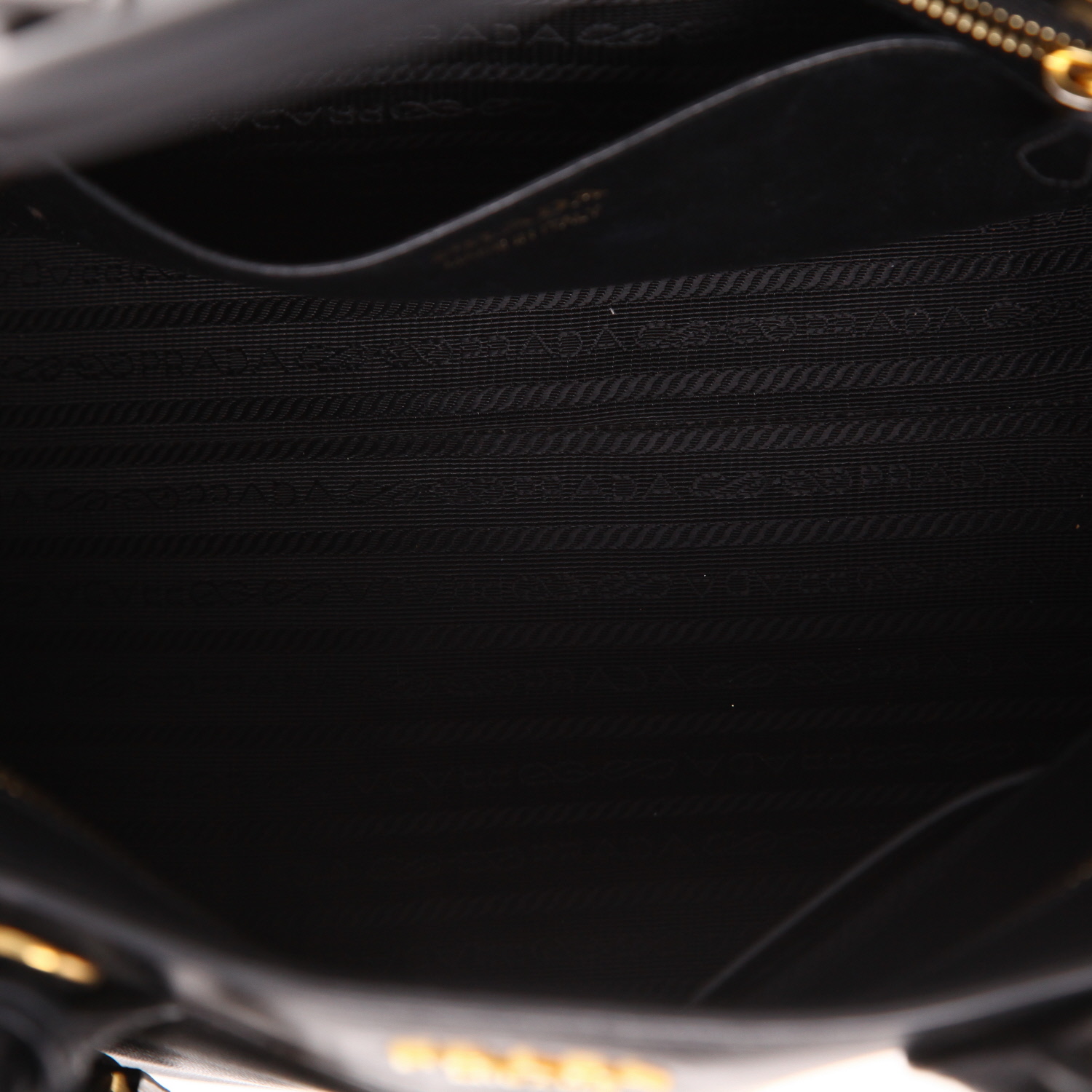 Sac à main Prada  Esplanade en cuir lisse et cuir saffiano noir - Detail D3