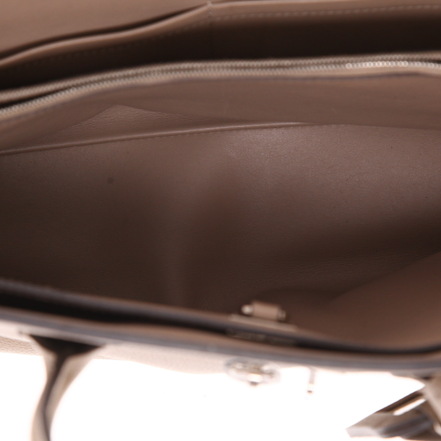 Louis Vuitton  Milla handbag  in taupe grained leather - Detail D3