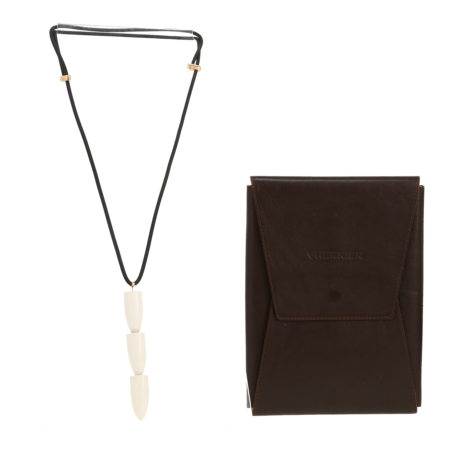 Vhernier  pendant in yellow gold and cacholong - Detail D2