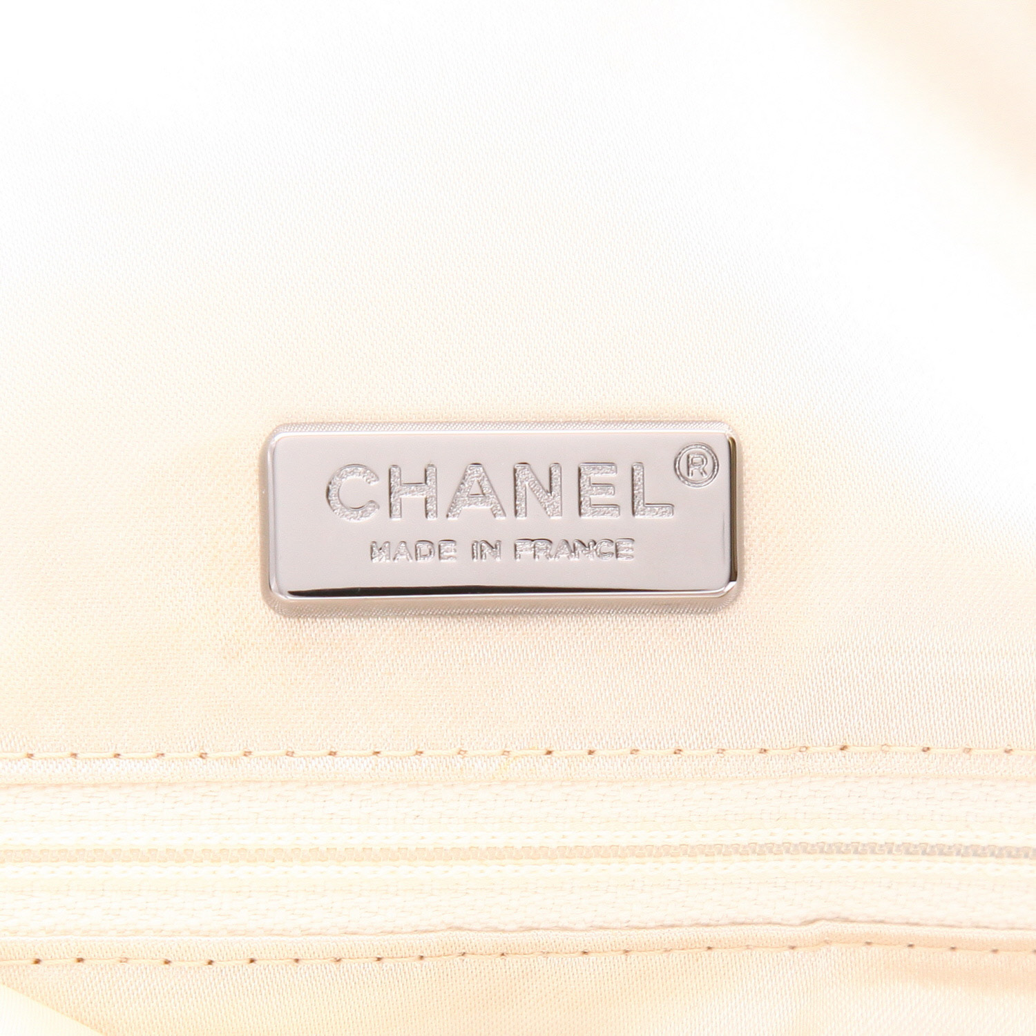 Bolso de mano Chanel   en cuero plateado y dorado - Detail D2