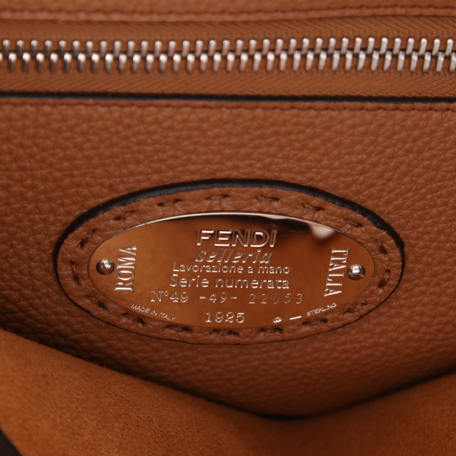 Sac à main Fendi  Peekaboo en cuir grainé noir - Detail D2