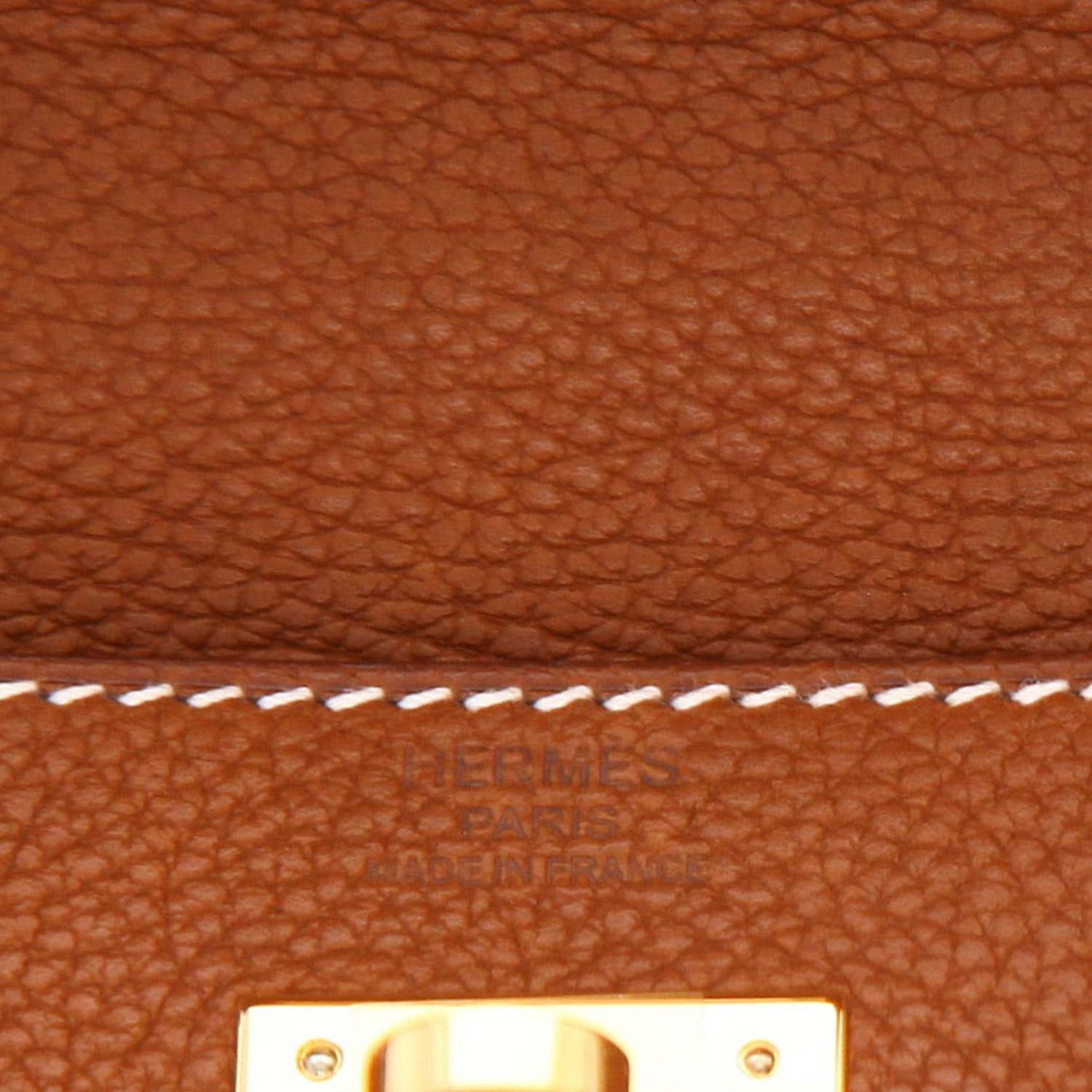 Bolso de mano Hermès  Kelly 28 cm en Barenia Faubourg color oro - Detail D2