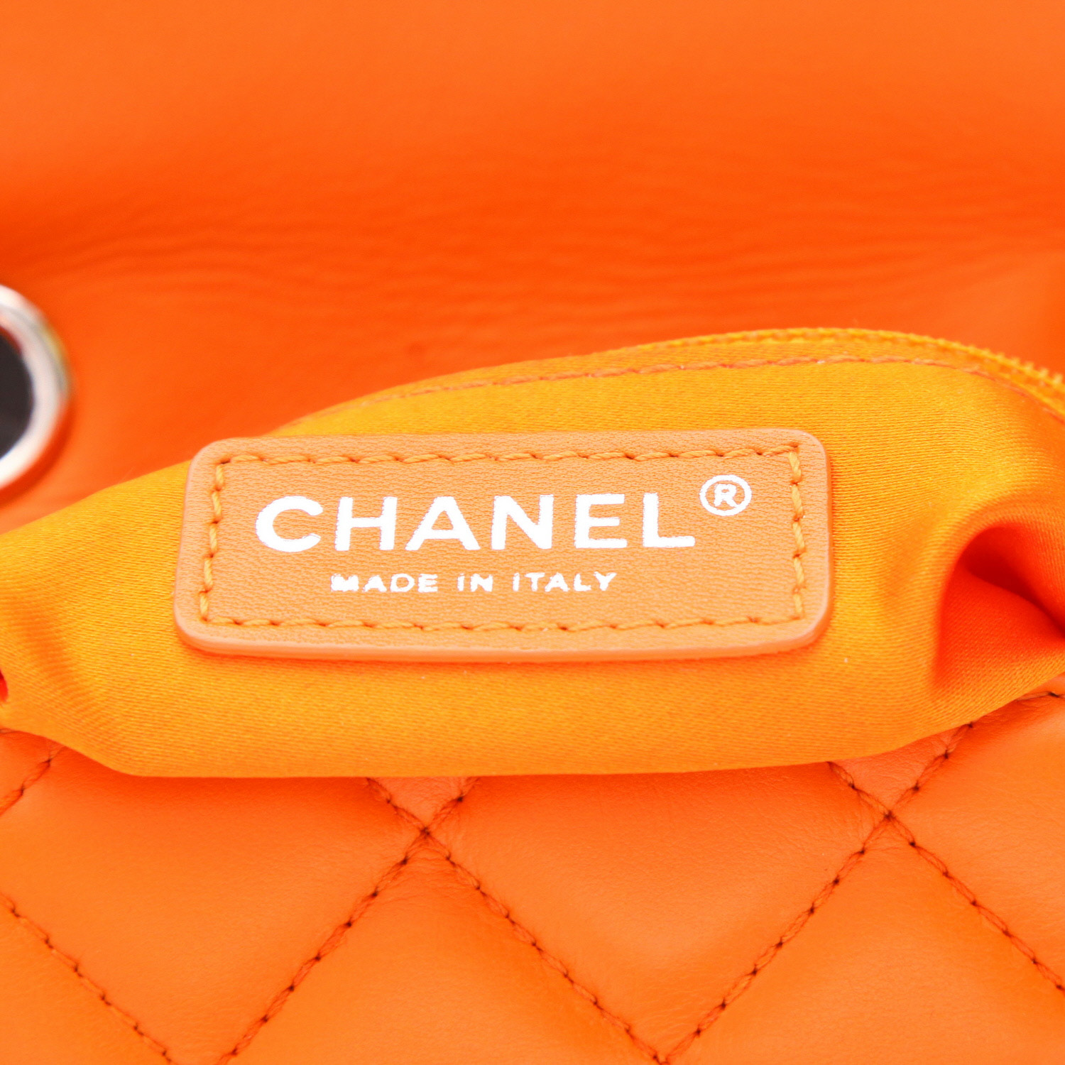 Sac bandoulière Chanel   en cuir matelassé orange - Detail D2