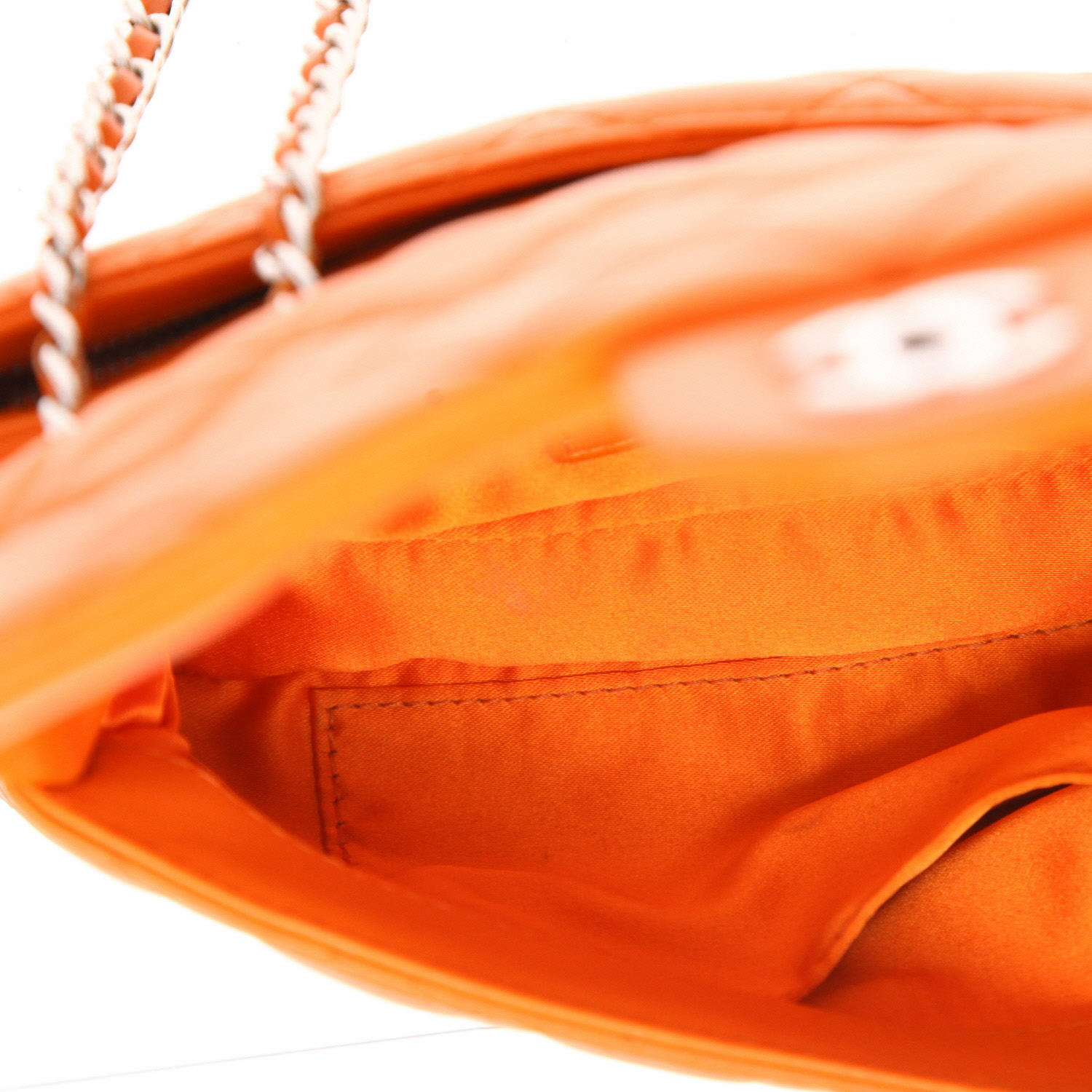 Sac bandoulière Chanel   en cuir matelassé orange - Detail D3