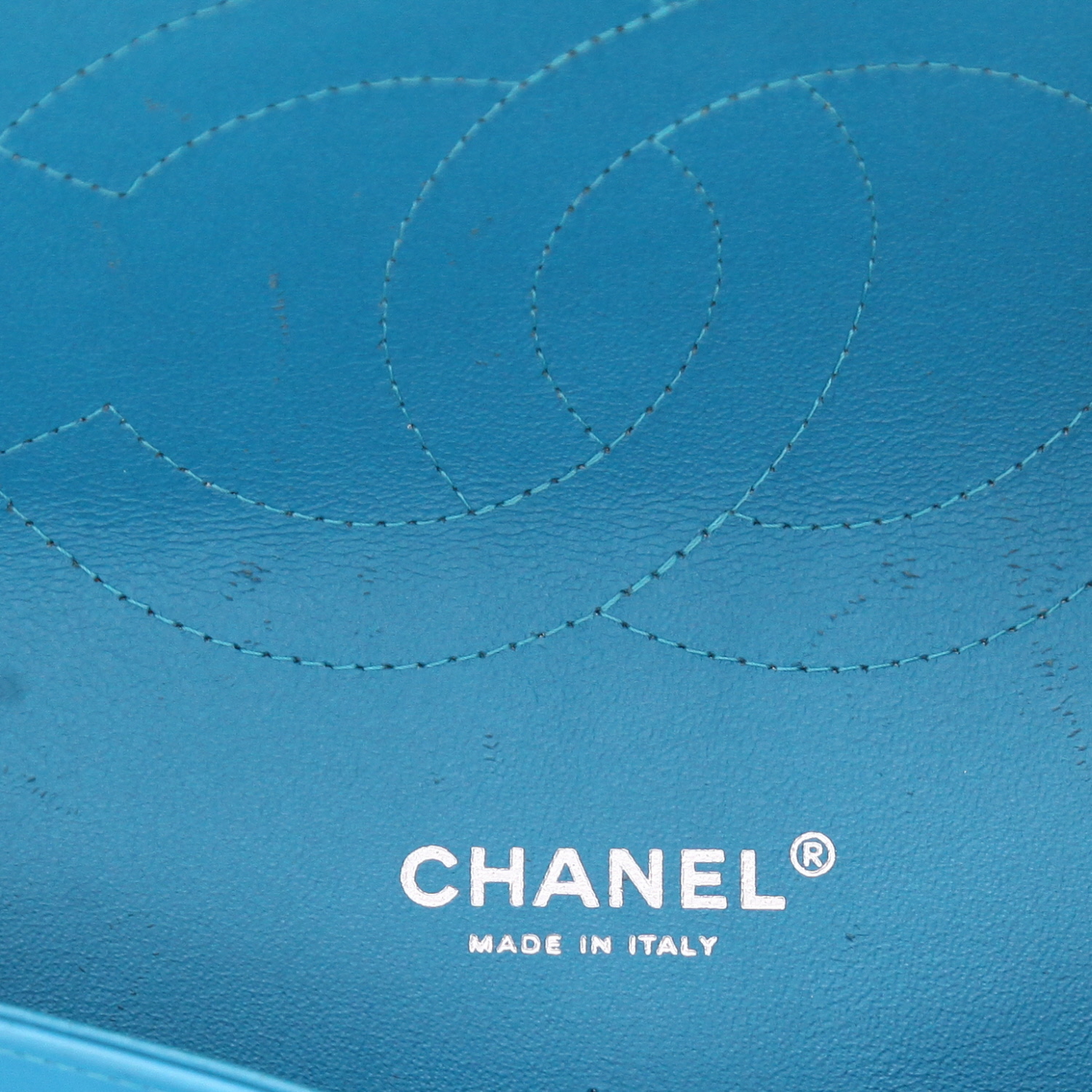 Chanel  Timeless Jumbo shoulder bag  in blue patent quilted leather - Detail D2