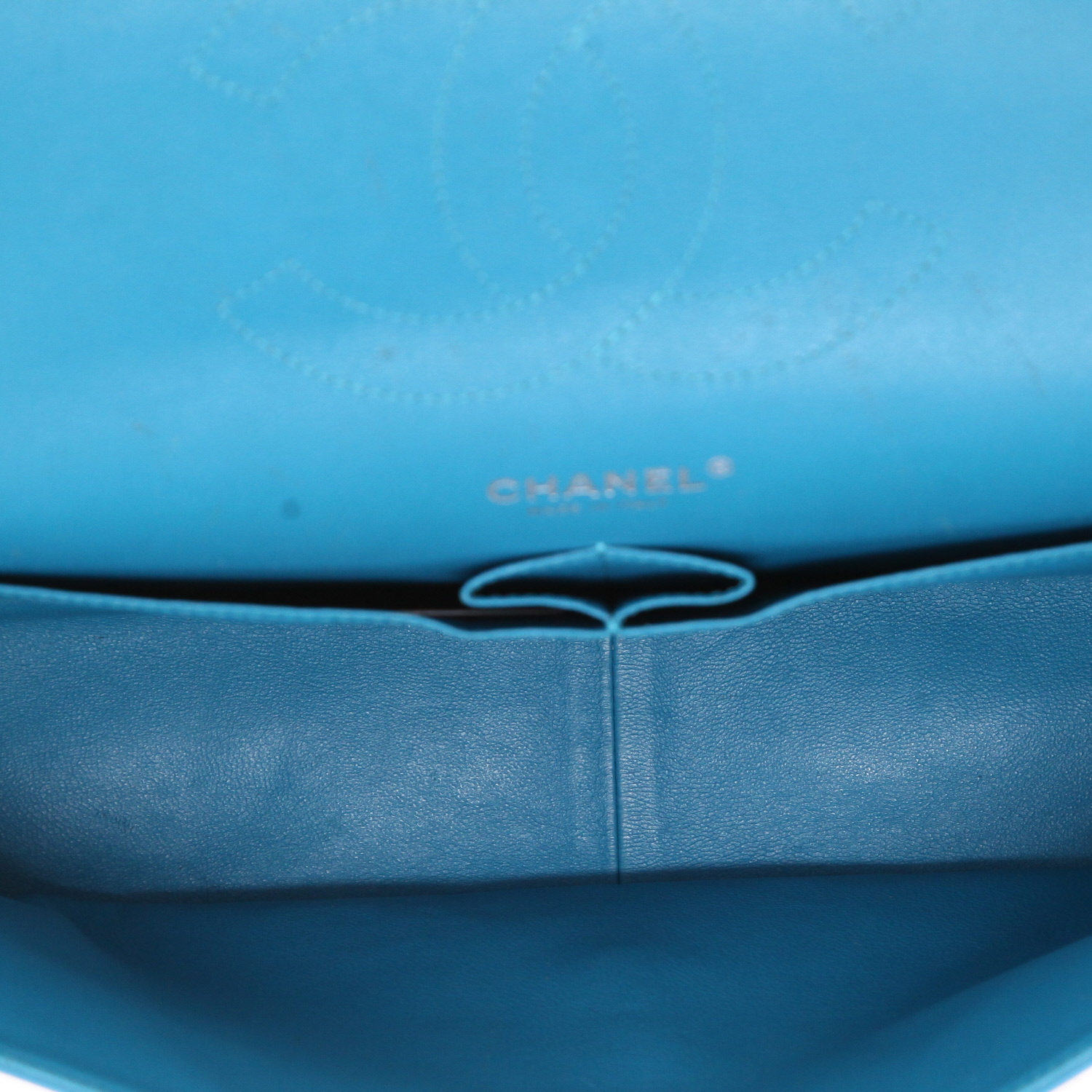 Chanel  Timeless Jumbo shoulder bag  in blue patent quilted leather - Detail D3