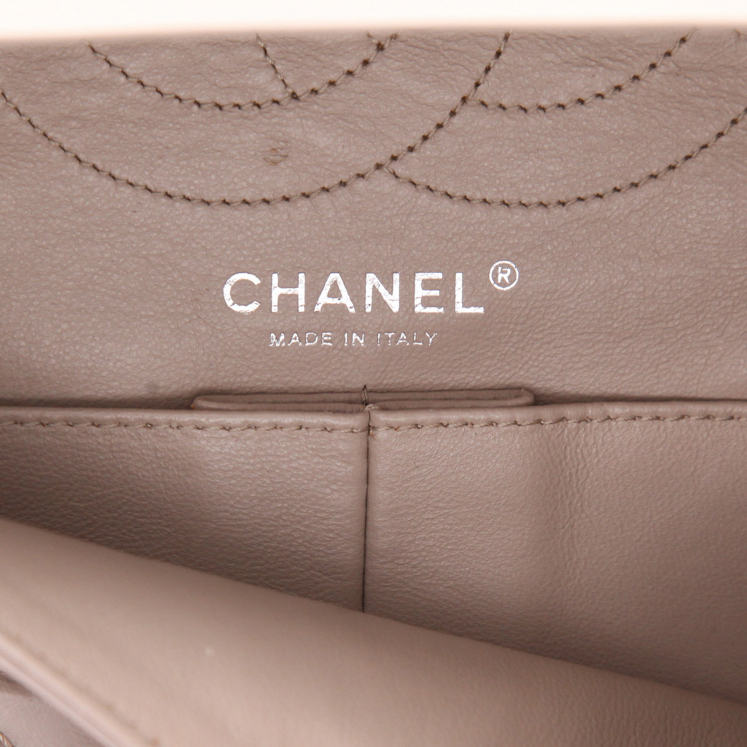 Sac bandoulière Chanel  Chanel 2.55 en cuir matelassé taupe - Detail D2