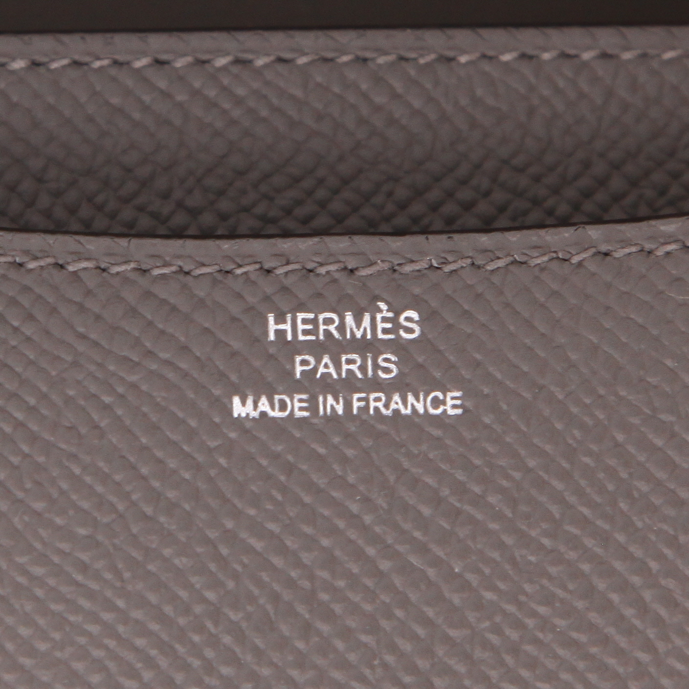 Sac bandoulière Hermès  Constance en cuir epsom gris - Detail D2