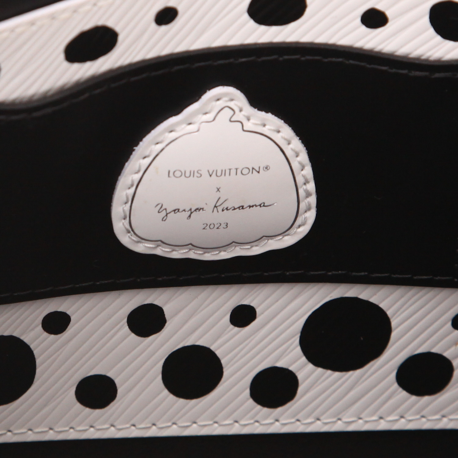 Louis Vuitton  Twist shoulder bag  in black epi leather - Detail D2