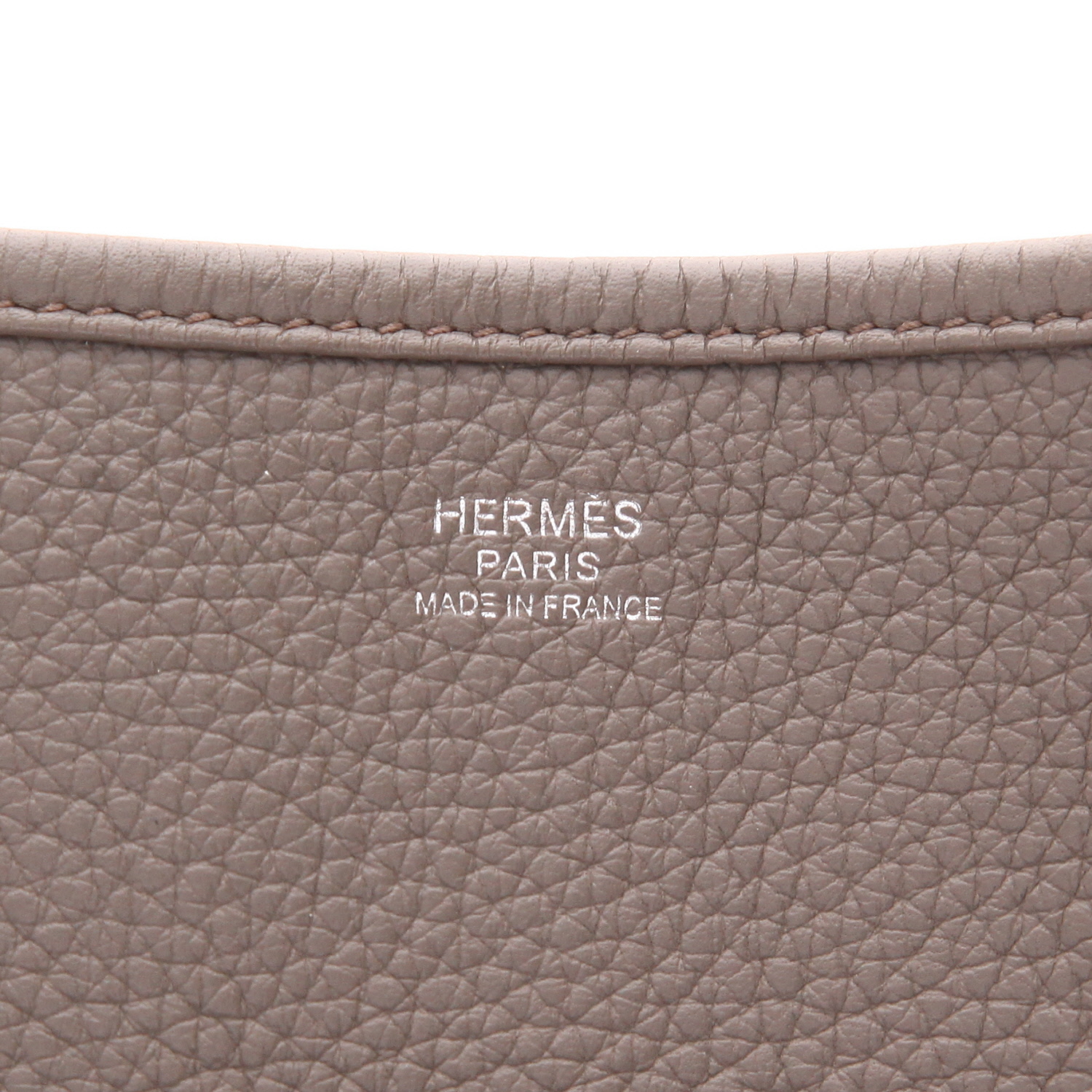 Sac bandoulière Hermès  Evelyne III en cuir togo gris étain - Detail D2