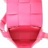 Bottega Veneta  Cassette shoulder bag  in pink intrecciato leather - Detail D4 thumbnail