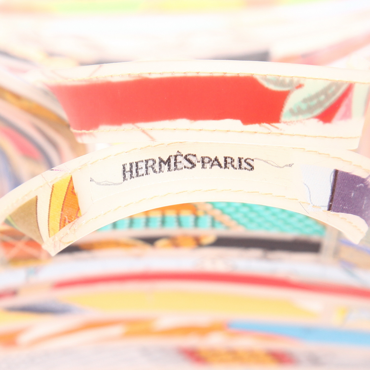 Hermès  Cas du Sac handbag  in off-white synthetic fabric  and multicolor silk - Detail D2