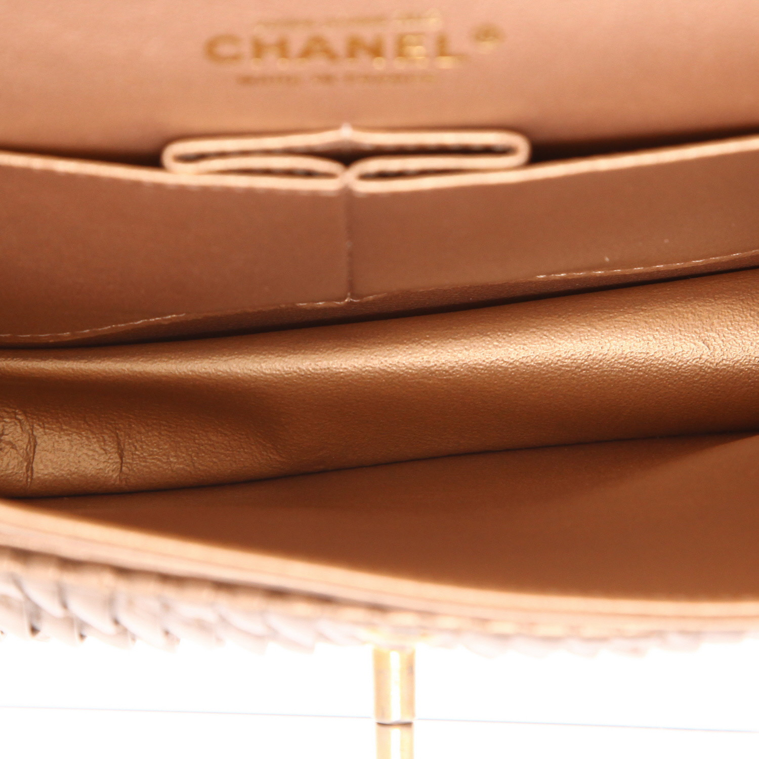 Bolso de mano Chanel  Timeless Classic en cuero acolchado dorado - Detail D3