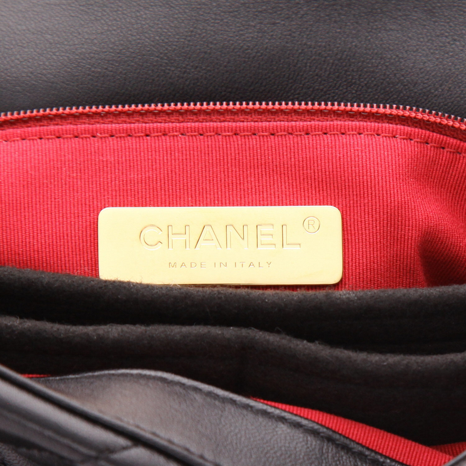 Bolso bandolera Chanel  19 en cuero acolchado negro - Detail D2