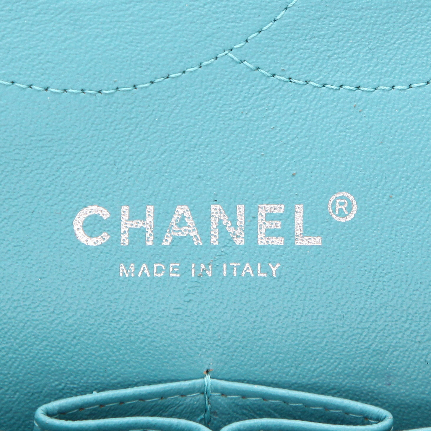 Bolso bandolera Chanel  Timeless Jumbo en cuero acolchado - Detail D2