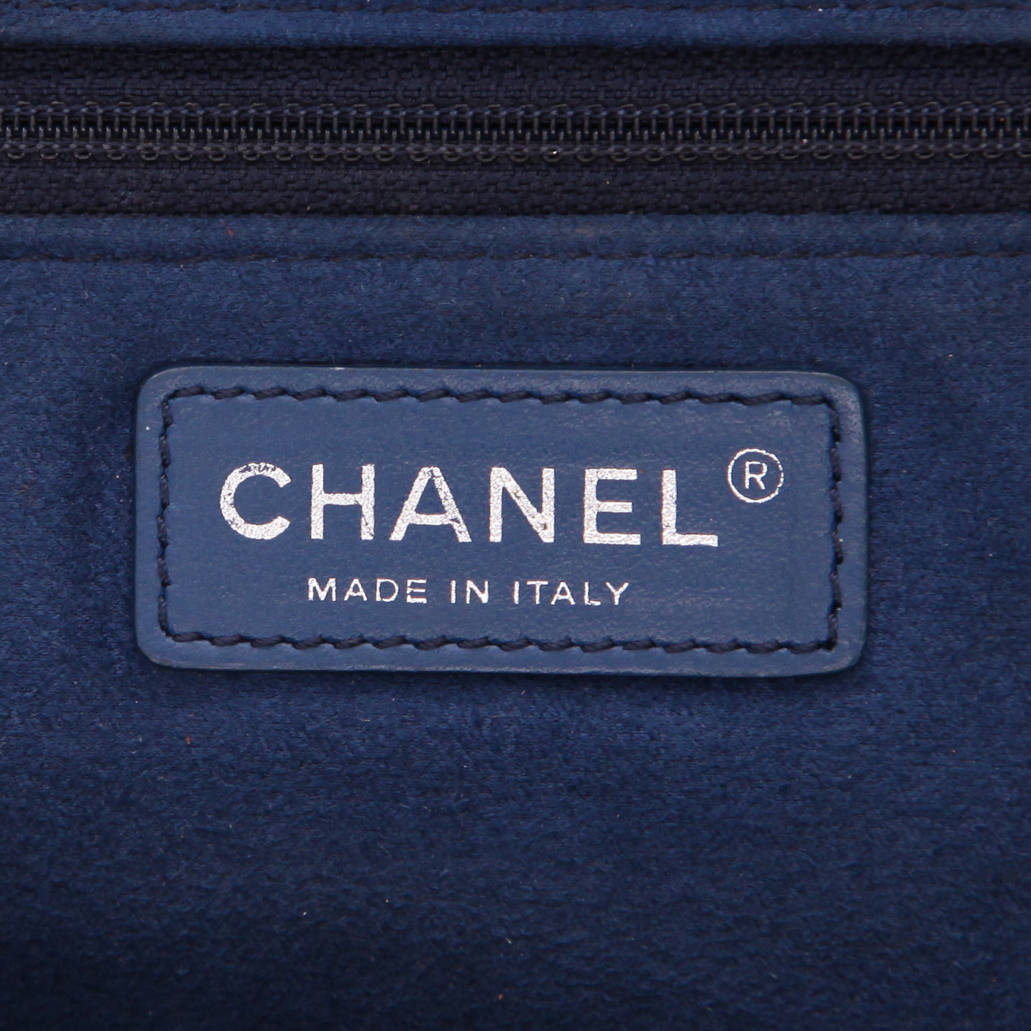 Sac cabas Chanel  Deauville en cuir bleu - Detail D2