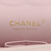 Bolso de mano Chanel  Timeless Classic en tweed rosa - Detail D2 thumbnail