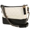 Sac bandoulière Chanel  Gabrielle  moyen modèle  en cuir matelassé blanc et noir - 00pp thumbnail