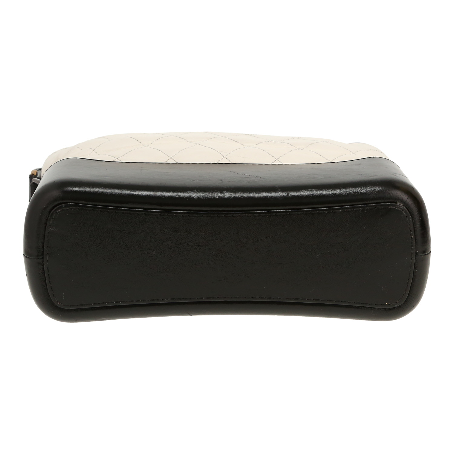 Sac bandoulière Chanel  Gabrielle  moyen modèle  en cuir matelassé blanc et noir - Detail D1