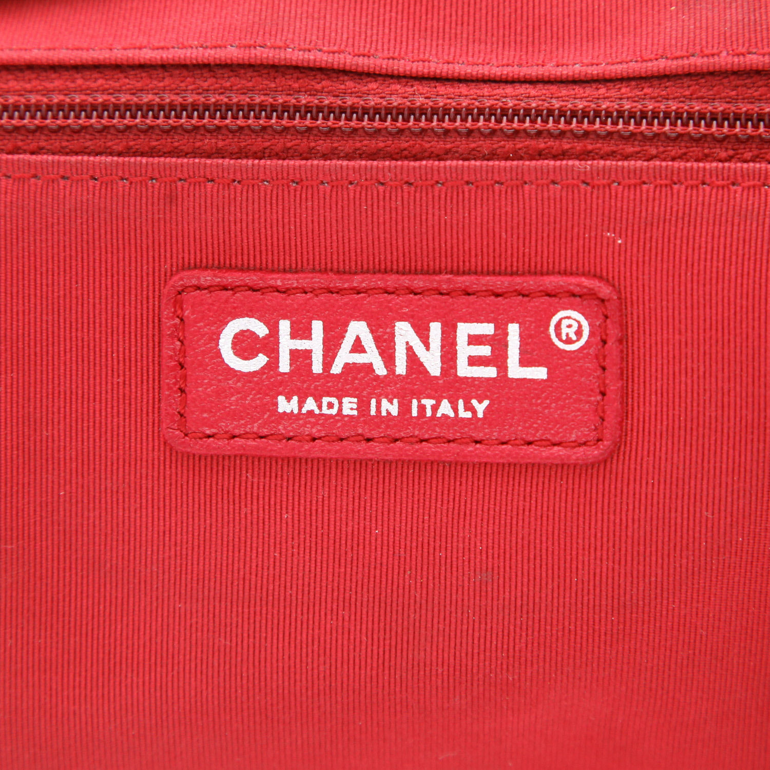 Sac bandoulière Chanel  Gabrielle  moyen modèle  en cuir matelassé blanc et noir - Detail D2